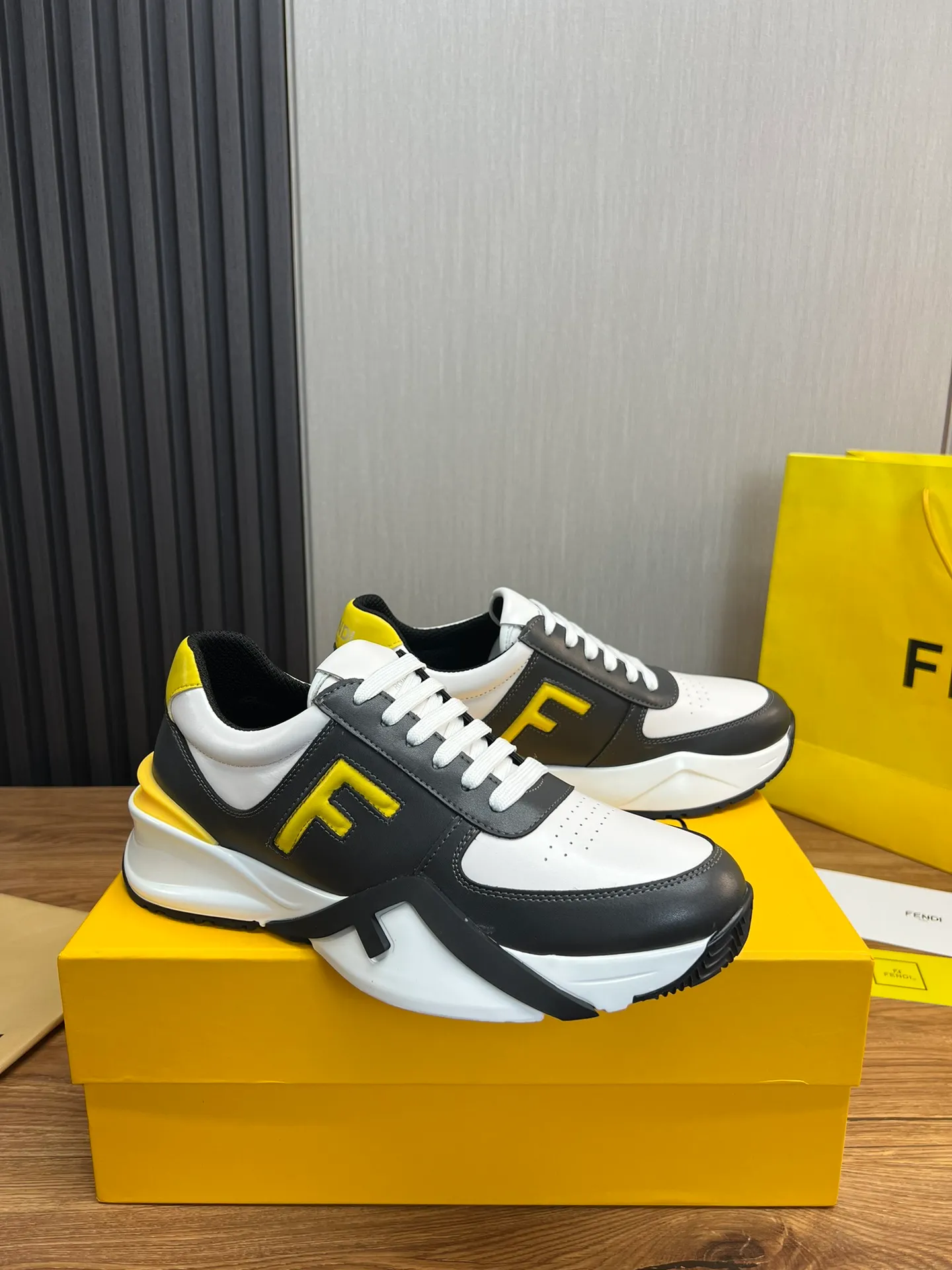 Men's shoes 💰520💰 Fendi [Fendi] hot style is on the market 🔥Fashionable casual men's shoes 🔱 Made of original cowhide + breathable mesh lining + sheepskin feet, perfect shape, top quality, you deserve it 🔜Original outsole, ultra-light, non-slip and wear-resistant 👣 Standard size 38-44 (customized in 45)